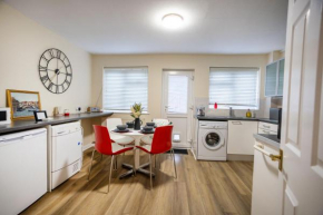 Edwards House, Sleeps 5 in 3 bedrooms, Bath Road, Cheltenham